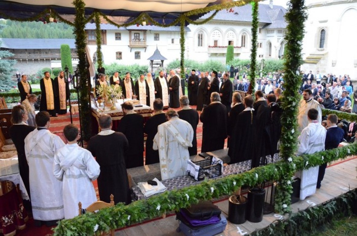 Slujba Privegherii în cinstea Sfântului Voievod Ștefan cel Mare, la Mănăstirea Putna