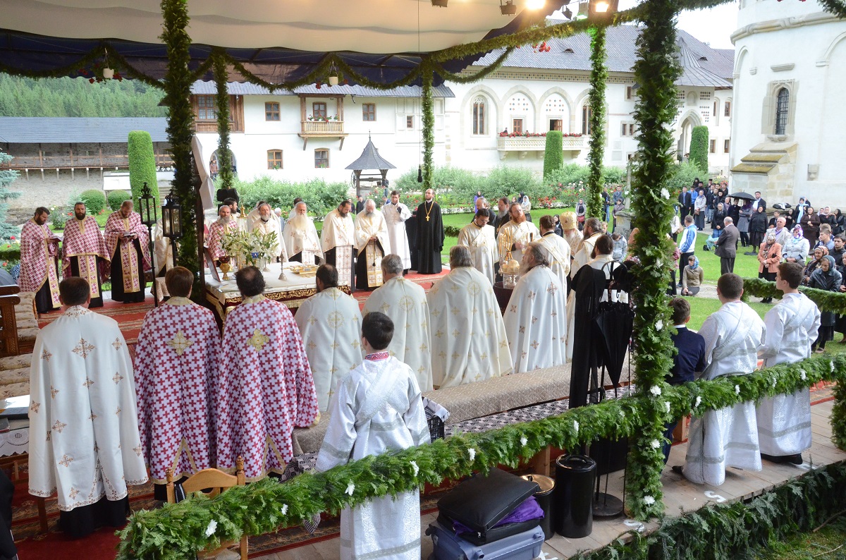 Șase ierarhi, 120 de preoți și mii de credincioși, la cel de-al doilea hram al Putnei