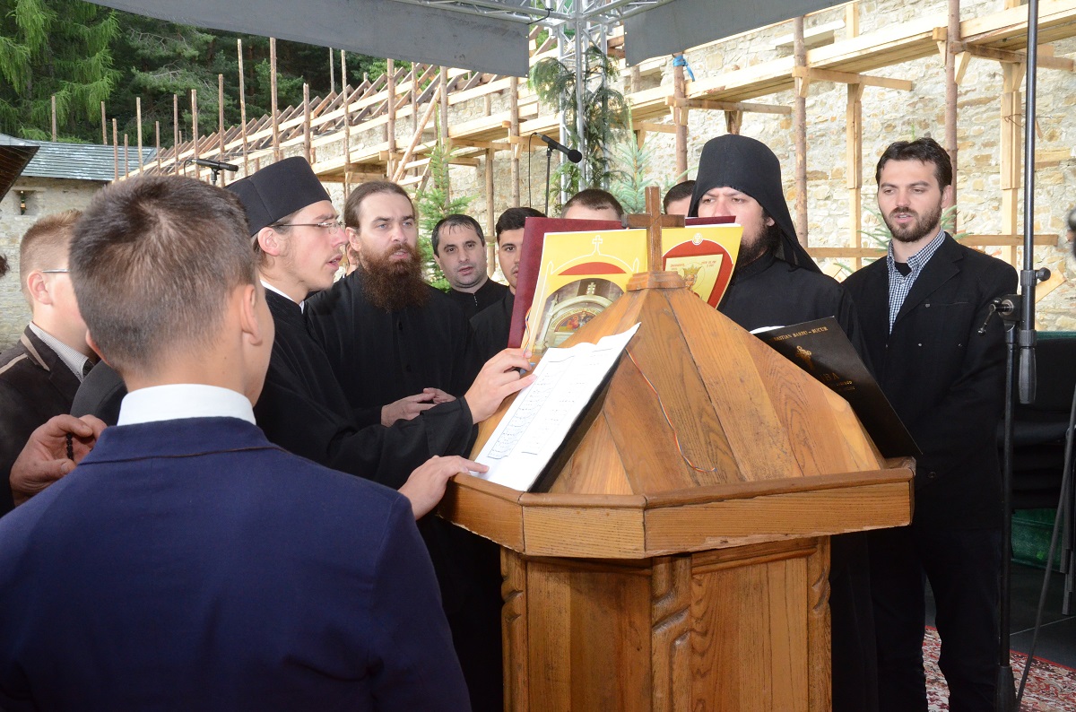 Șase ierarhi, 120 de preoți și mii de credincioși, la cel de-al doilea hram al Putnei