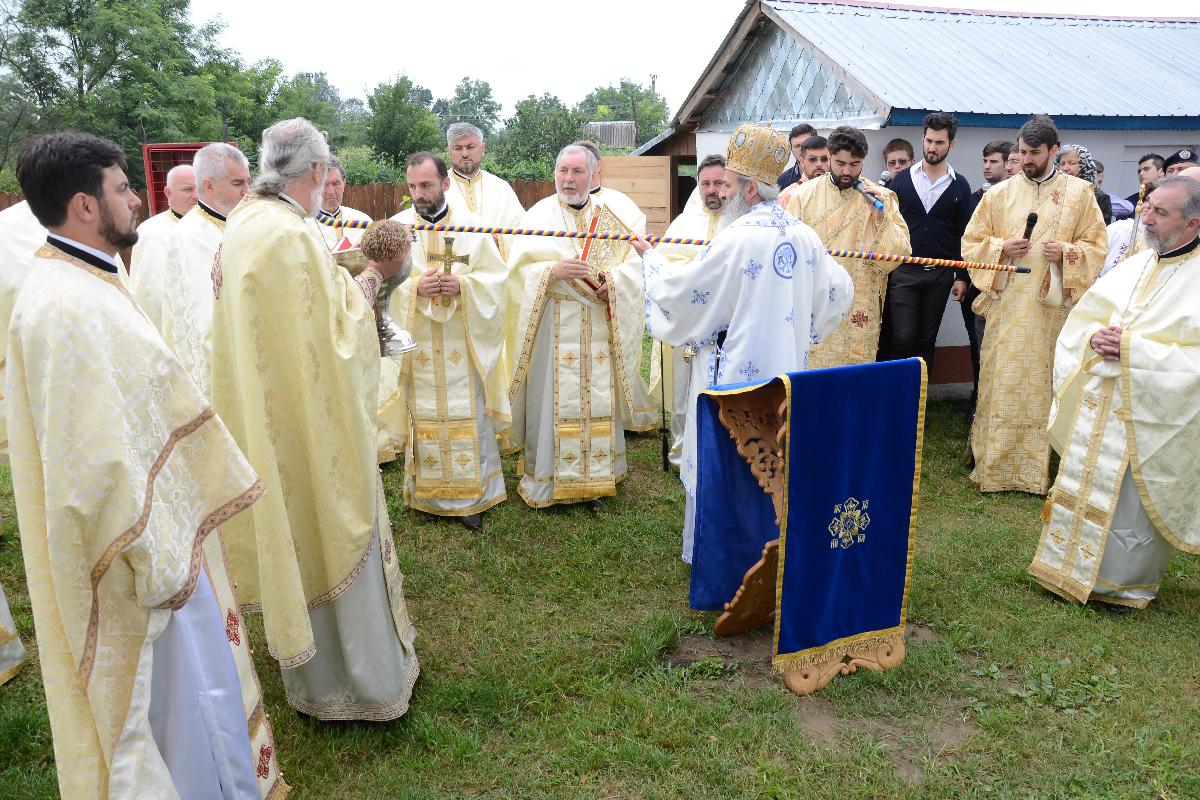 Primele slujbe arhiereşti din istoria Parohiei Oprişeni