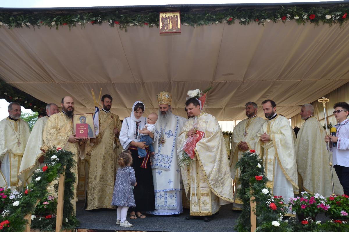Primele slujbe arhiereşti din istoria Parohiei Oprişeni