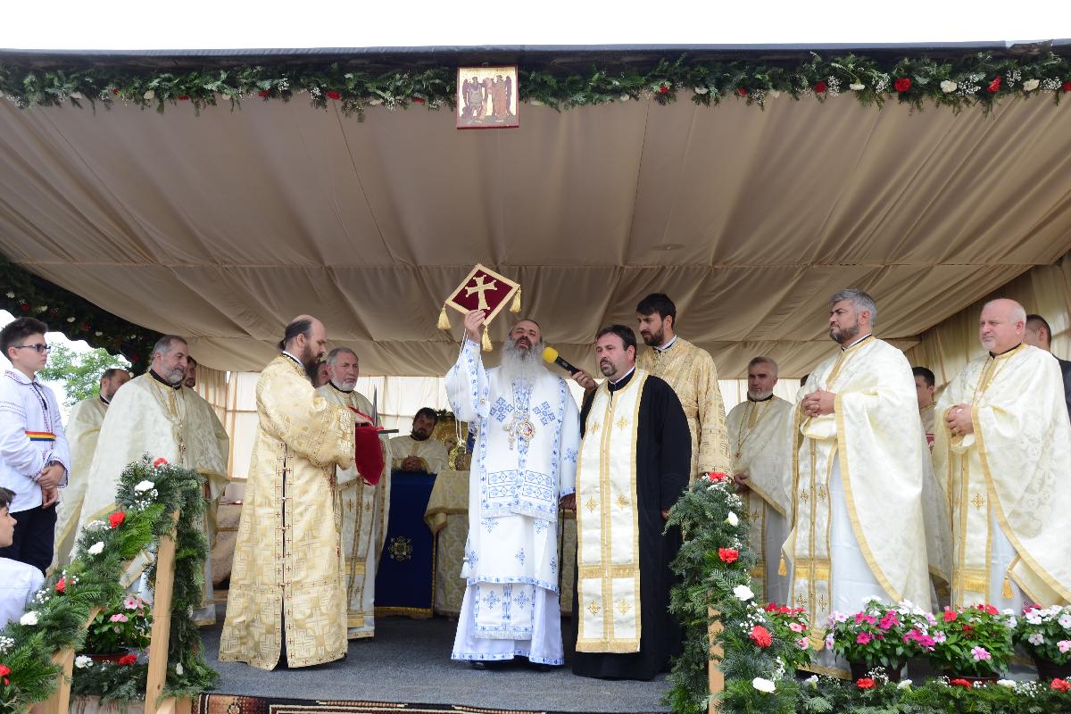 Primele slujbe arhiereşti din istoria Parohiei Oprişeni