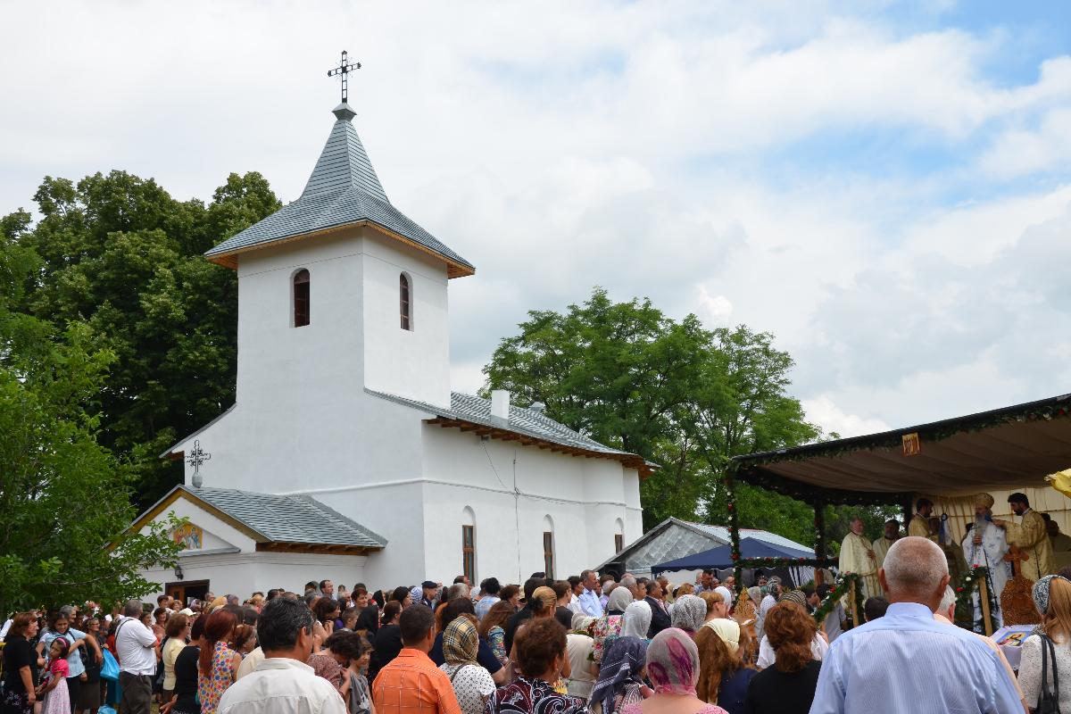 Primele slujbe arhiereşti din istoria Parohiei Oprişeni