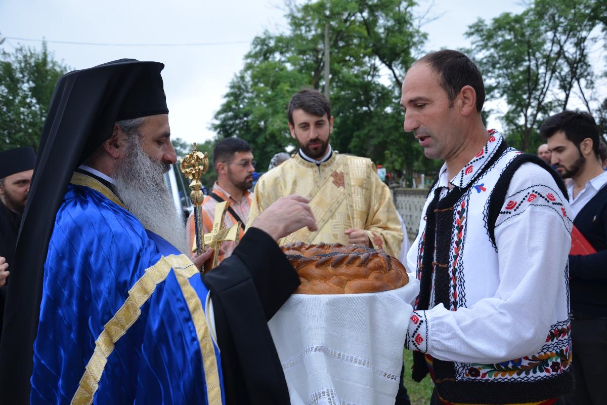 Primele slujbe arhiereşti din istoria Parohiei Oprişeni
