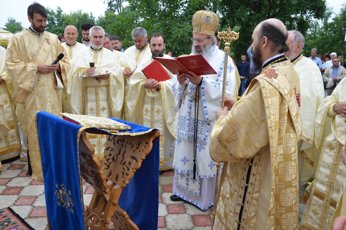 Primele slujbe arhiereşti din istoria Parohiei Oprişeni