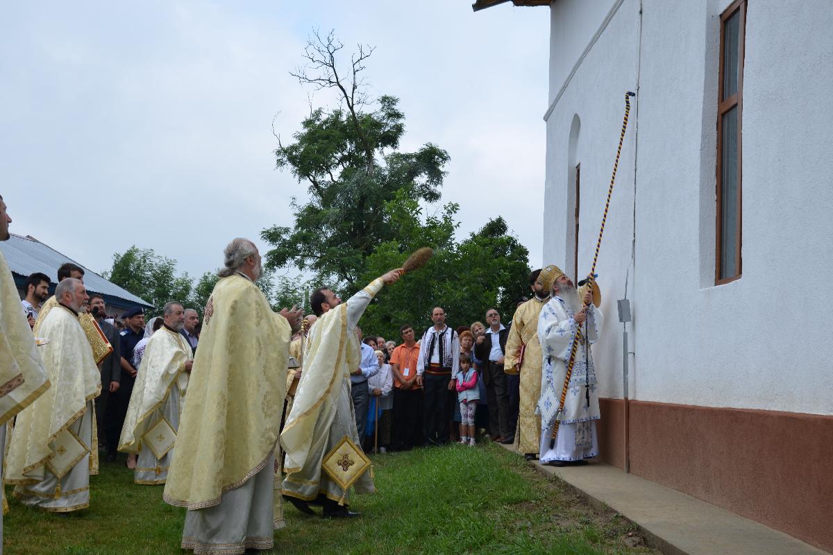 Primele slujbe arhiereşti din istoria Parohiei Oprişeni
