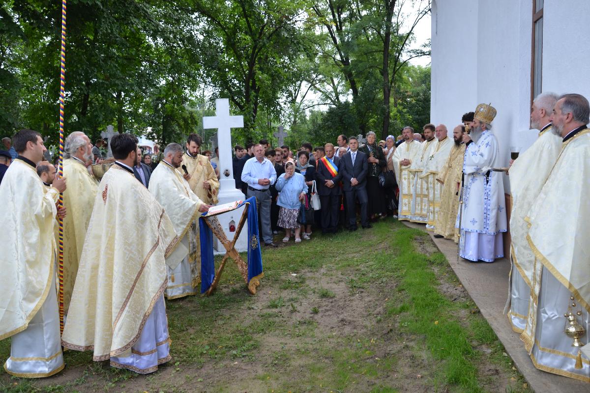 Primele slujbe arhiereşti din istoria Parohiei Oprişeni