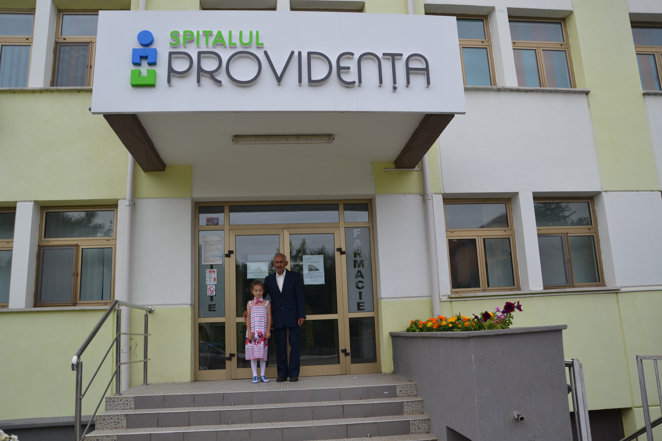 Tata Gheorghe operat la Spitalul Providenţa, Gabriela în tabără