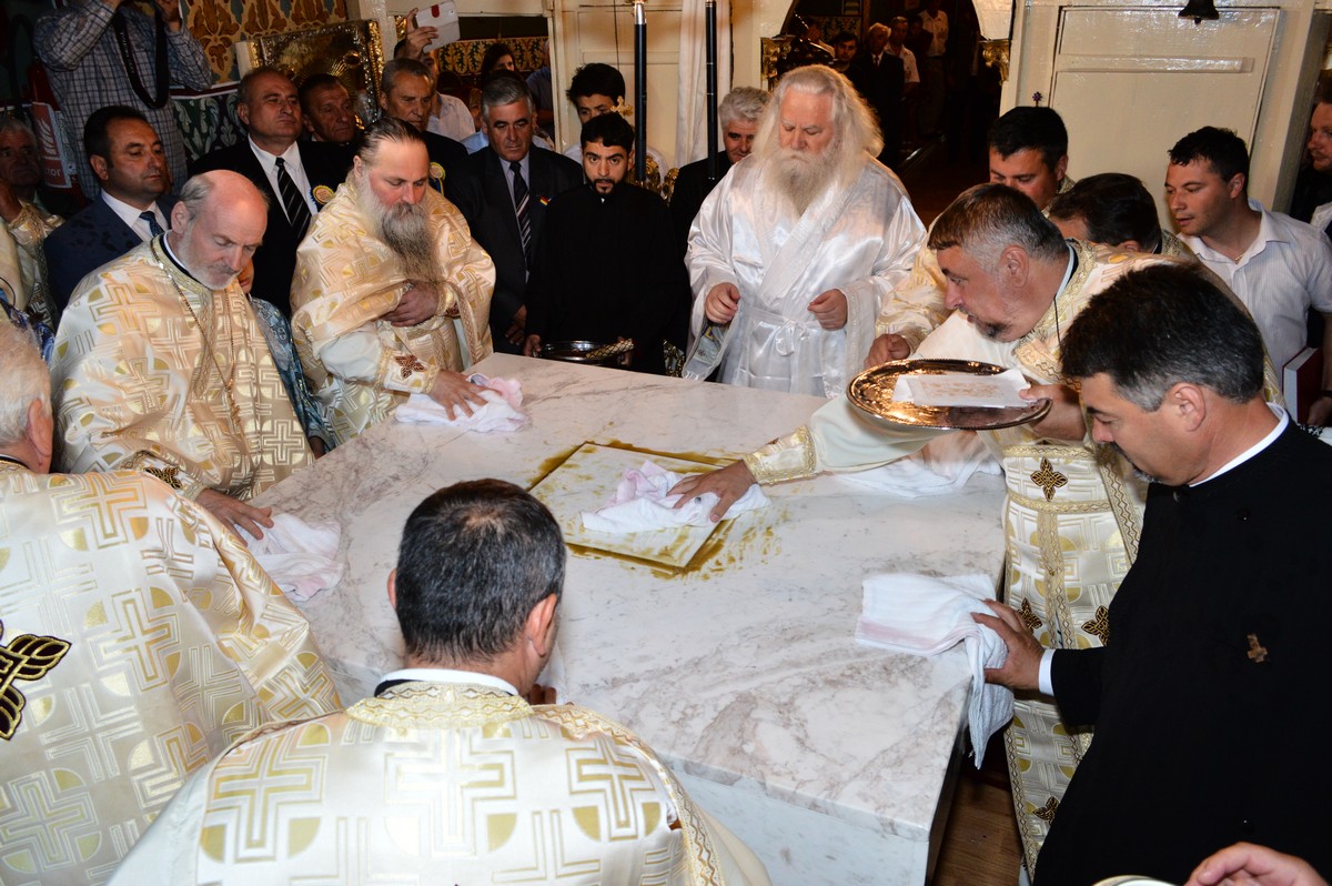 Bucurie şi binecuvântare la resfinţirea Bisericii „Sfântul Ilie“ din Târgu Neamţ