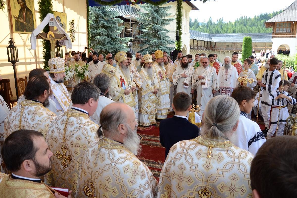 Șase ierarhi, 120 de preoți și mii de credincioși, la cel de-al doilea hram al Putnei
