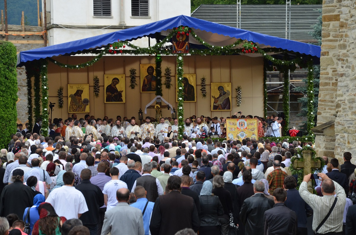 Șase ierarhi, 120 de preoți și mii de credincioși, la cel de-al doilea hram al Putnei