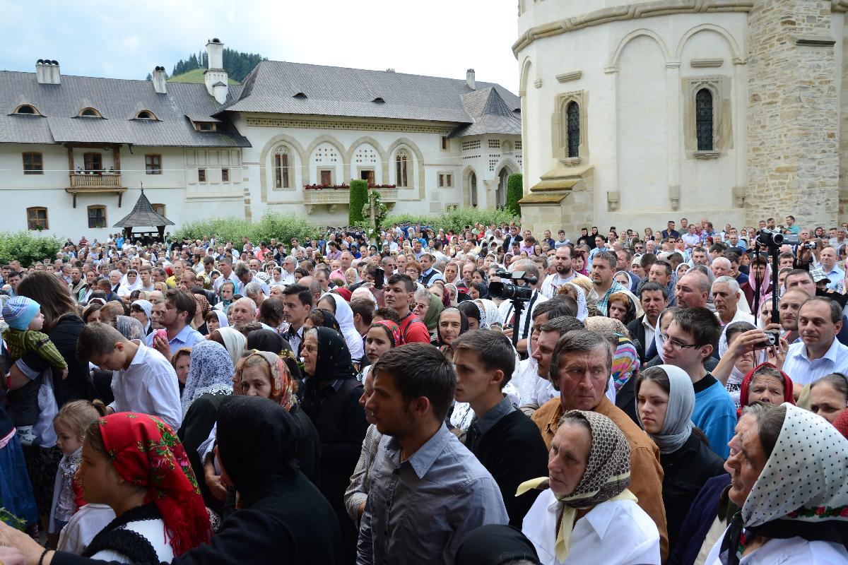 Șase ierarhi, 120 de preoți și mii de credincioși, la cel de-al doilea hram al Putnei