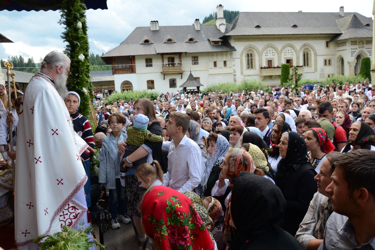 Șase ierarhi, 120 de preoți și mii de credincioși, la cel de-al doilea hram al Putnei