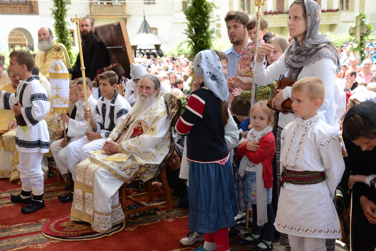 Șase ierarhi, 120 de preoți și mii de credincioși, la cel de-al doilea hram al Putnei