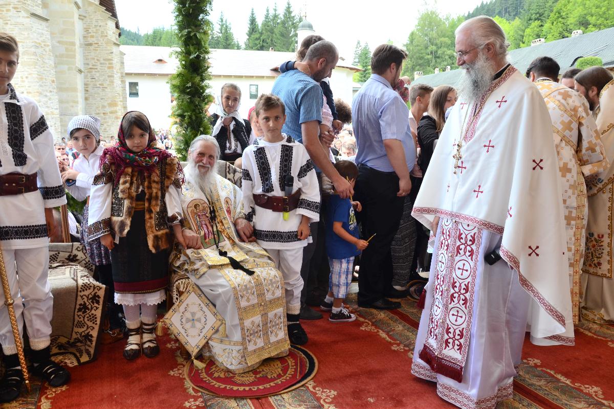 Șase ierarhi, 120 de preoți și mii de credincioși, la cel de-al doilea hram al Putnei