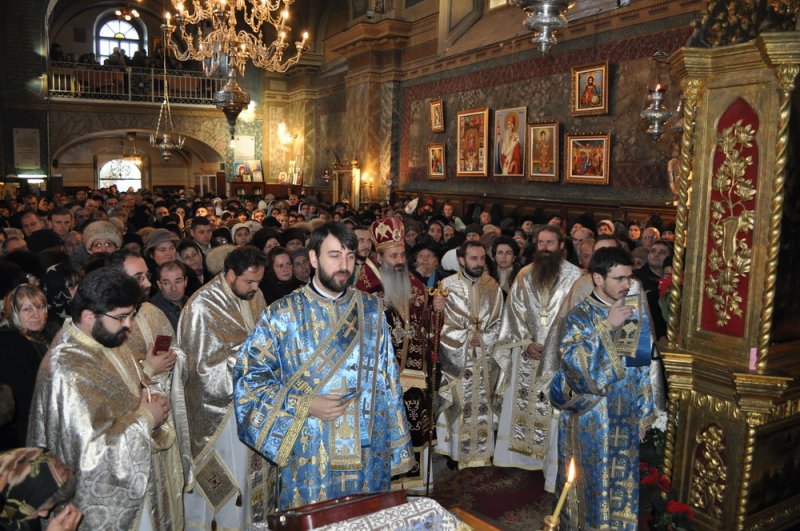 Să ne miş­căm cu evlavie înlăuntrul bisericii