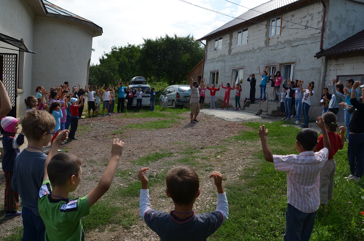 „Tabăra din pridvorul satului“ a ajuns în Parohia Holm