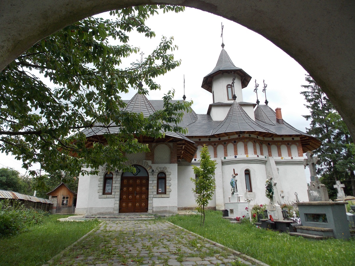 Slujbe de sfințire la Oșlobeni, după ample lucrări de construcție și reabilitare