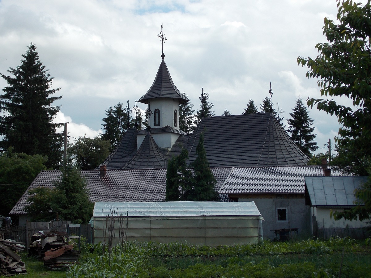 Slujbe de sfințire la Oșlobeni, după ample lucrări de construcție și reabilitare