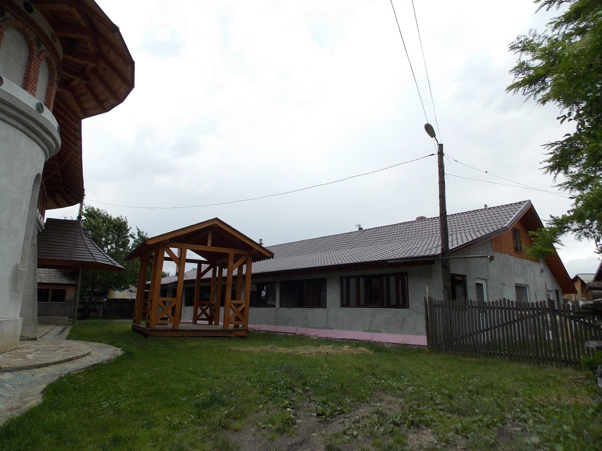 Slujbe de sfințire la Oșlobeni, după ample lucrări de construcție și reabilitare