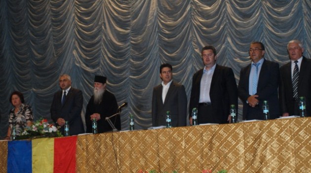 foto: http://www.newsbucovina.ro IPS Pimen, prezent la Congresul Asociaţiei Generale a Învăţătorilor din România