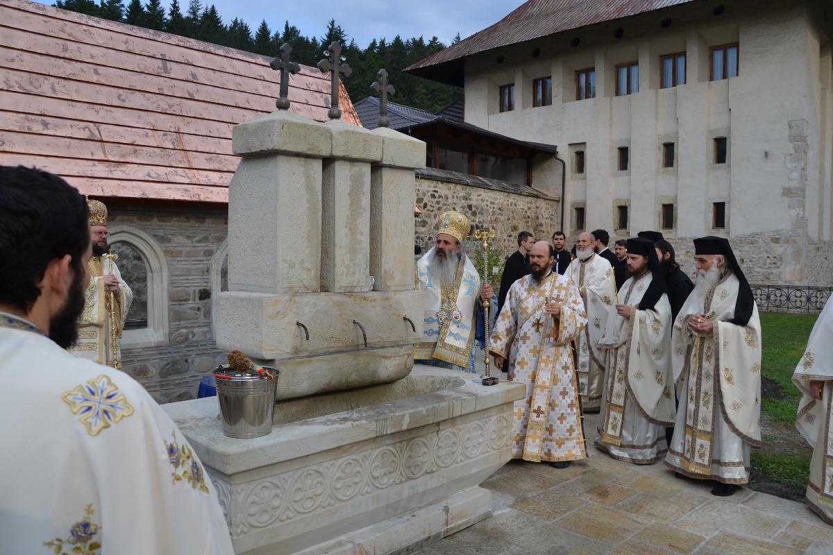 Doi ierarhi, la hramul Mănăstirii Bistriţa