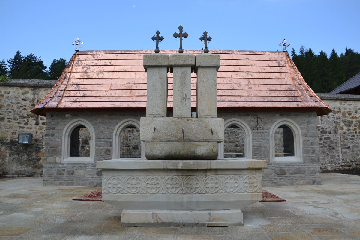 Doi ierarhi, la hramul Mănăstirii Bistriţa