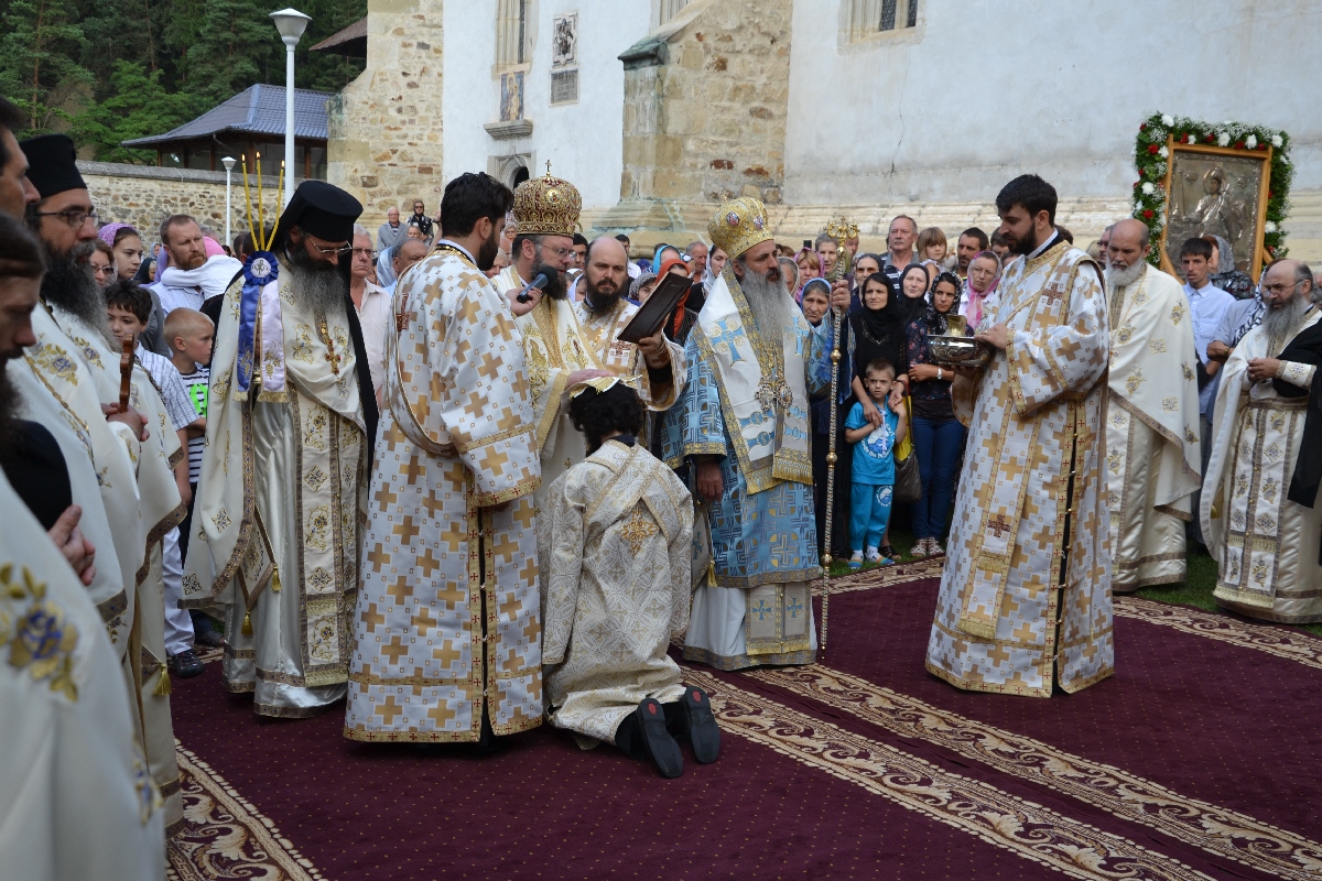 Doi ierarhi, la hramul Mănăstirii Bistriţa