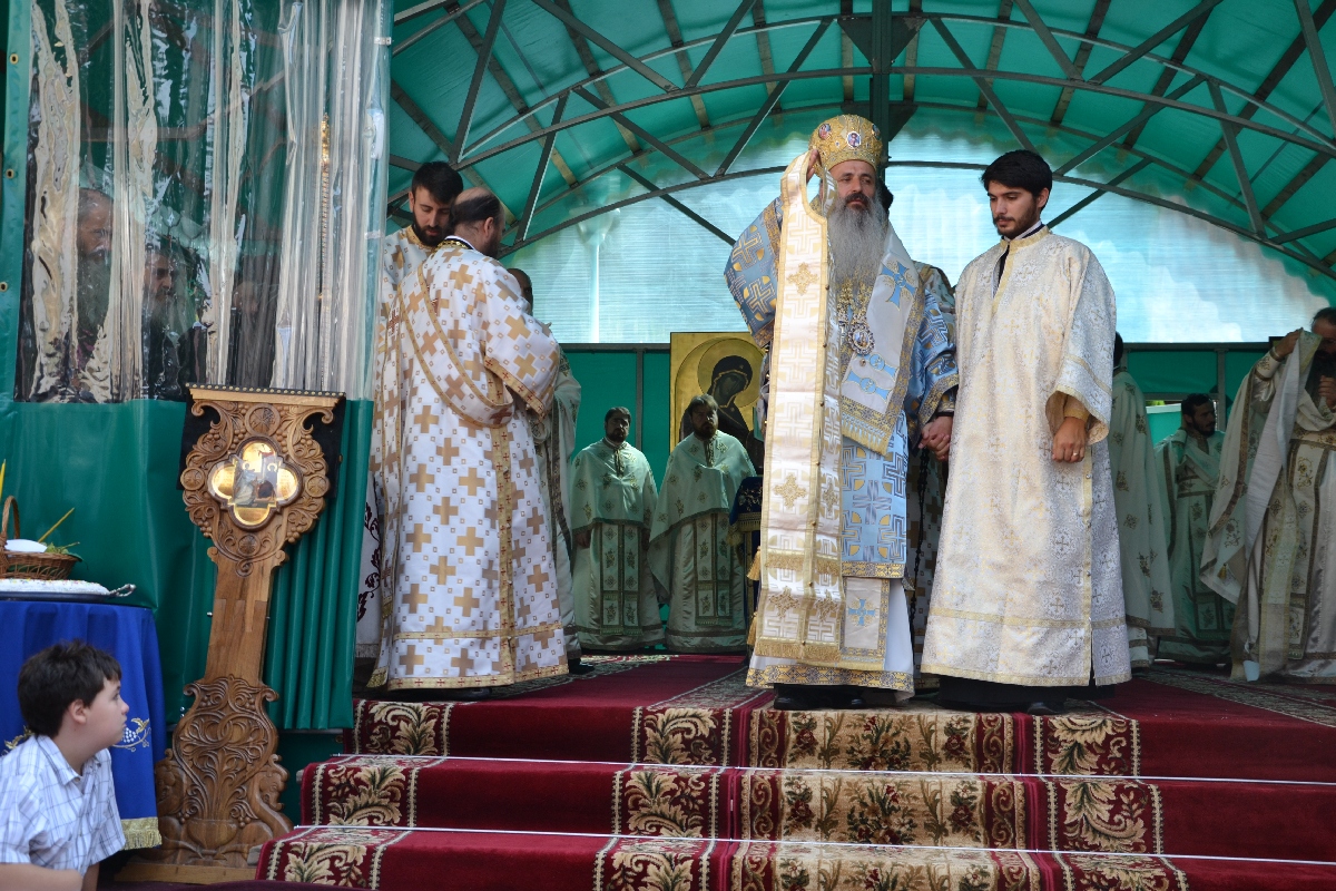 Doi ierarhi, la hramul Mănăstirii Bistriţa