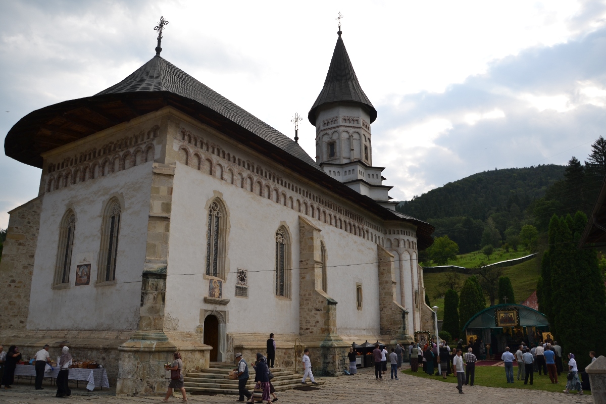 Doi ierarhi, la hramul Mănăstirii Bistriţa