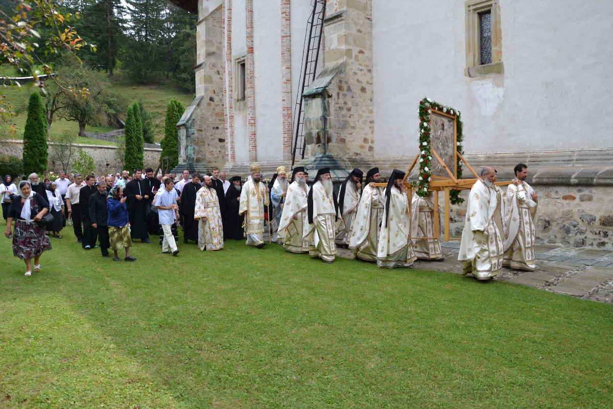 Doi ierarhi, la hramul Mănăstirii Bistriţa