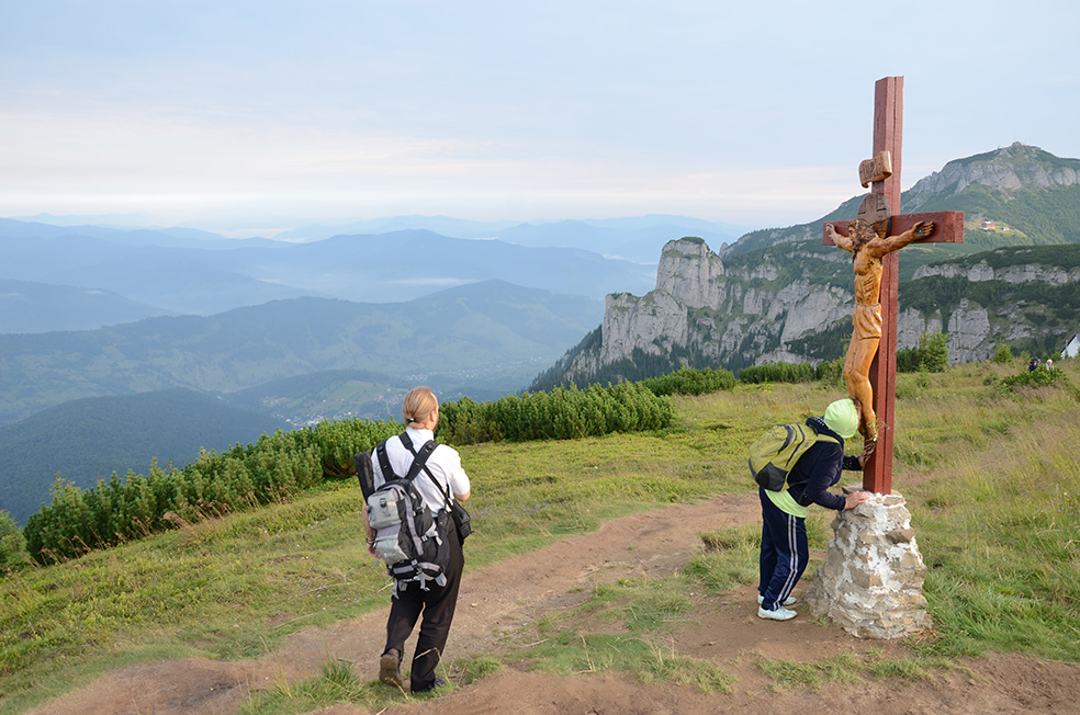IPS Teofan, la hramul „Taborului românesc” : „Trebuie să dăm minţii noastre cât mai mult Ceahlău şi cât mai multă Liturghie” (GALERIE FOTO)