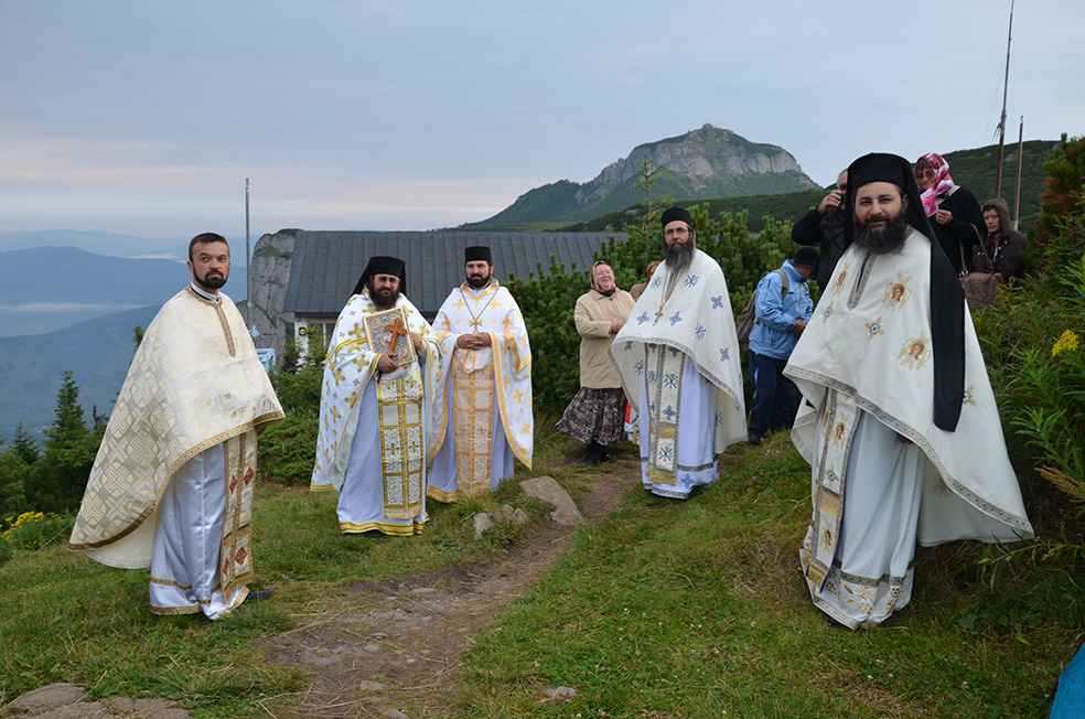 IPS Teofan, la hramul „Taborului românesc” : „Trebuie să dăm minţii noastre cât mai mult Ceahlău şi cât mai multă Liturghie” (GALERIE FOTO)