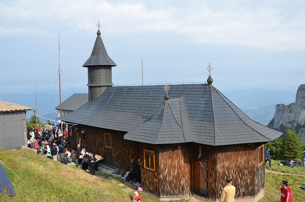 IPS Teofan, la hramul „Taborului românesc” : „Trebuie să dăm minţii noastre cât mai mult Ceahlău şi cât mai multă Liturghie” (GALERIE FOTO)