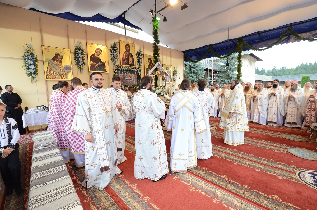 10.000 de credincioşi au participat la hramul Putnei (GALERIE FOTO)