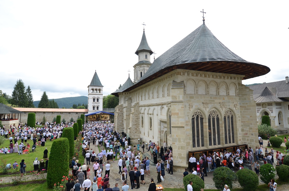 10.000 de credincioşi au participat la hramul Putnei (GALERIE FOTO)