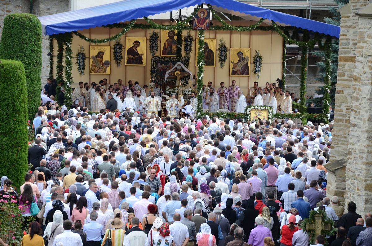 10.000 de credincioşi au participat la hramul Putnei (GALERIE FOTO)