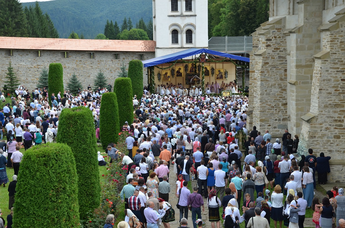 10.000 de credincioşi au participat la hramul Putnei (GALERIE FOTO)