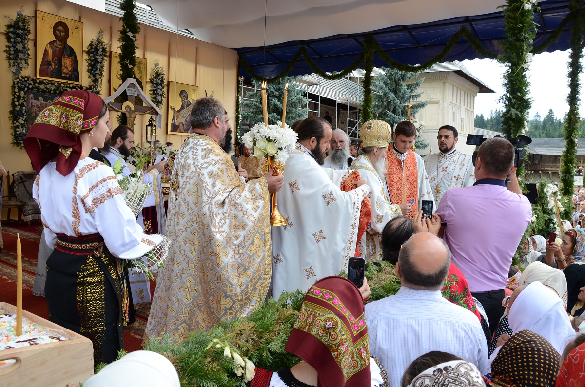 10.000 de credincioşi au participat la hramul Putnei (GALERIE FOTO)