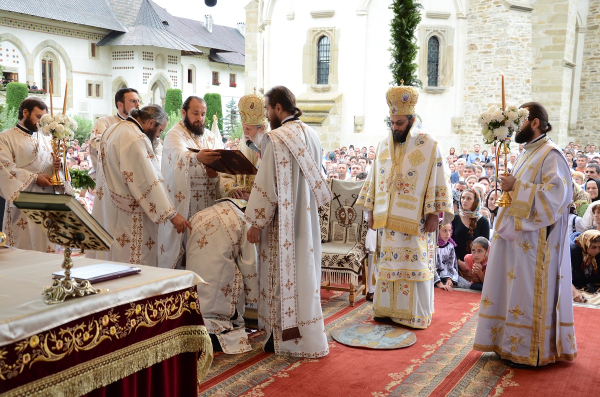 10.000 de credincioşi au participat la hramul Putnei (GALERIE FOTO)