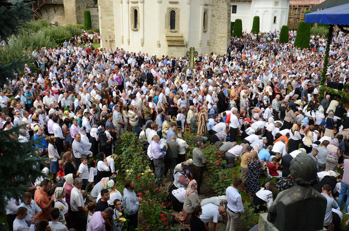 10.000 de credincioşi au participat la hramul Putnei (GALERIE FOTO)