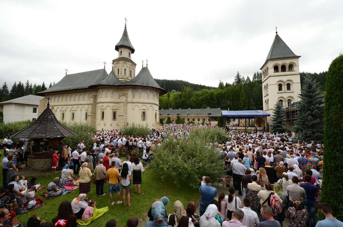 10.000 de credincioşi au participat la hramul Putnei (GALERIE FOTO)