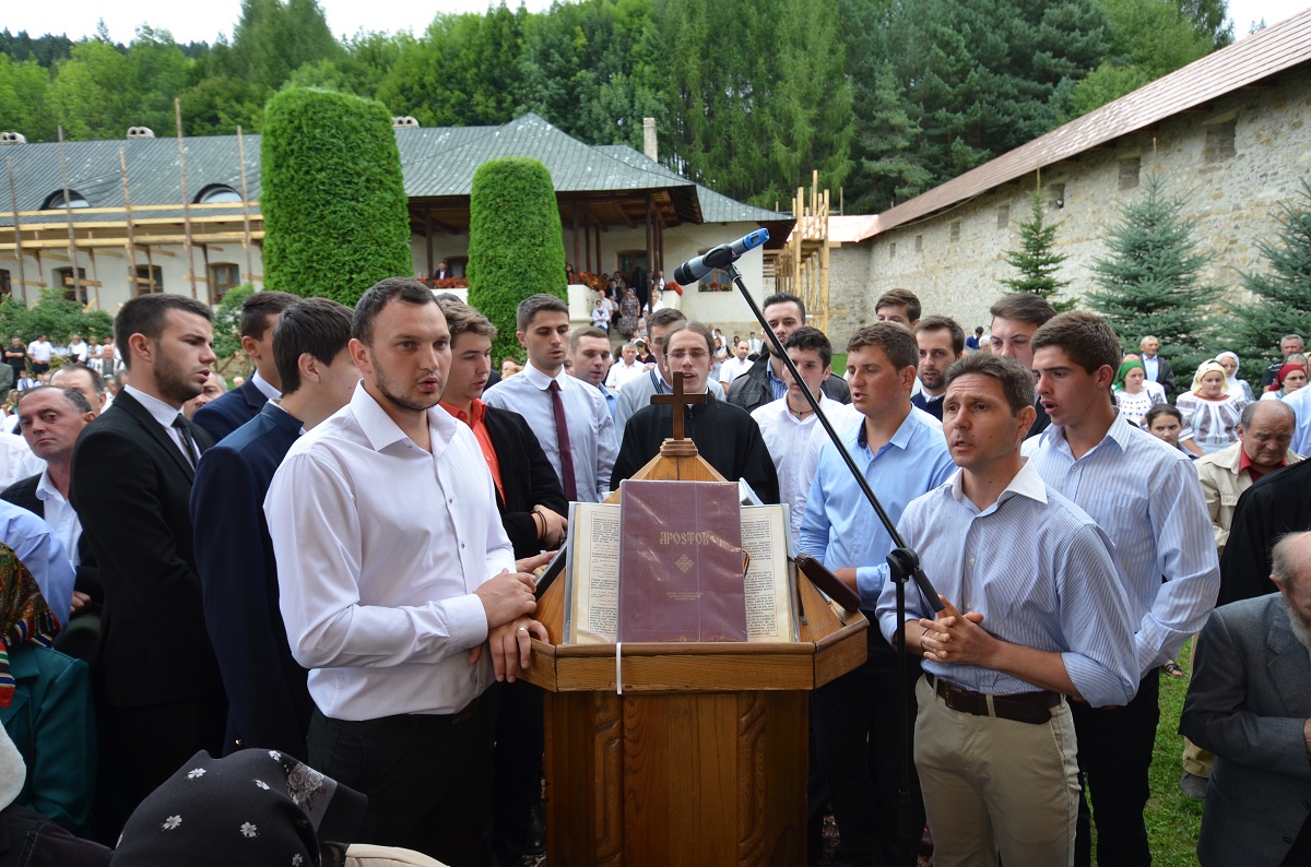 10.000 de credincioşi au participat la hramul Putnei (GALERIE FOTO)