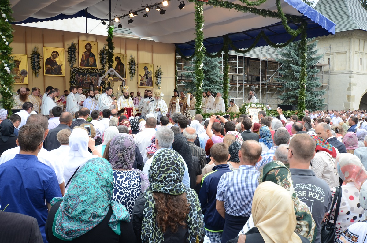 10.000 de credincioşi au participat la hramul Putnei (GALERIE FOTO)