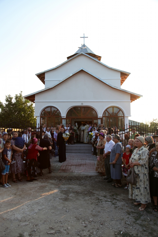 Sfinţirea bisericii din Parohia buzoiană Oreavu II