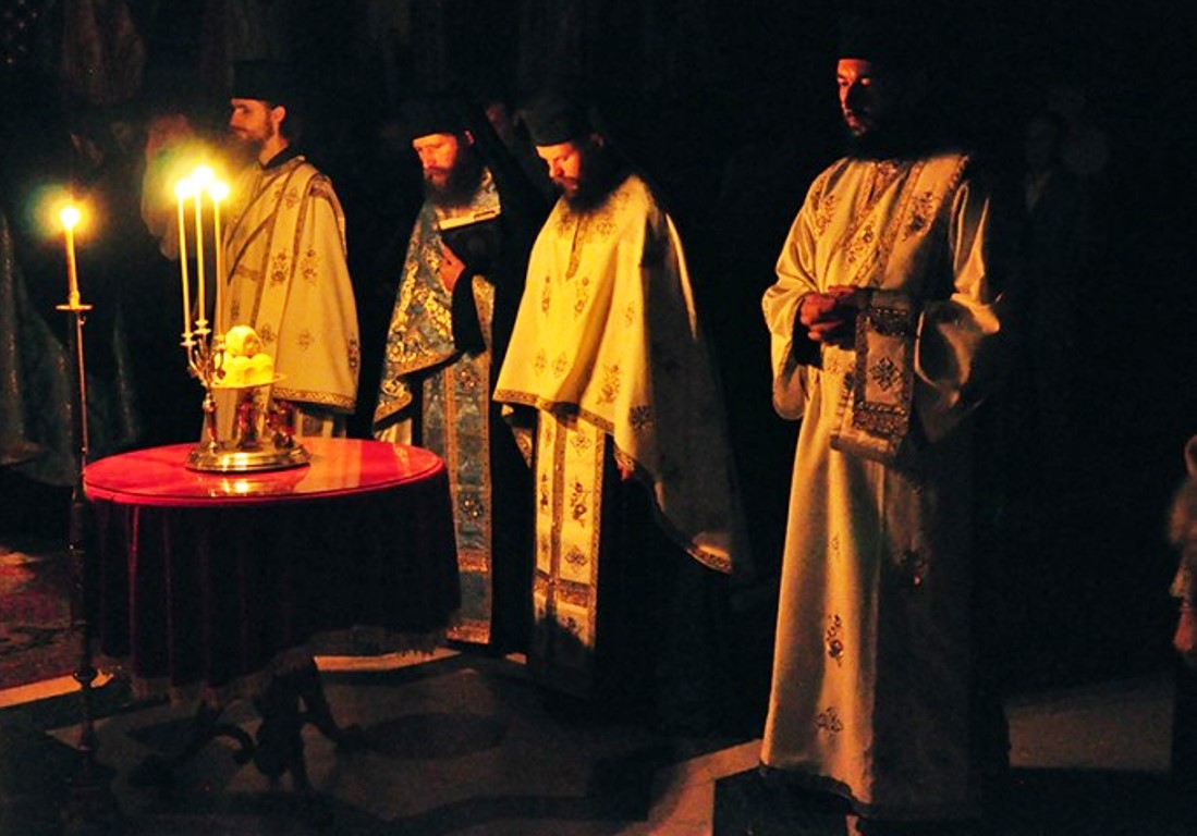 De ce se săvârșește Litia în pronaosul bisericii?