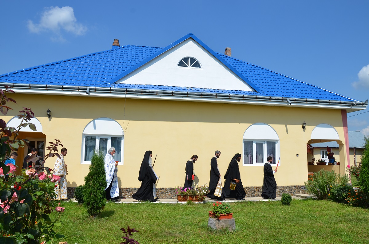 Sfânta Liturghie, slujba de sfinţire şi Taina Botezului, săvârşite de IPS Mitropolit Teofan în Parohia Vâlcica - Tătăruşi