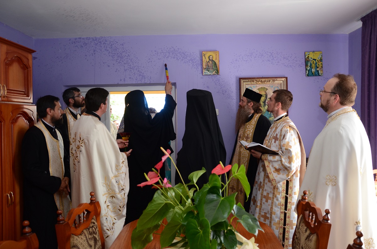 Sfânta Liturghie, slujba de sfinţire şi Taina Botezului, săvârşite de IPS Mitropolit Teofan în Parohia Vâlcica - Tătăruşi