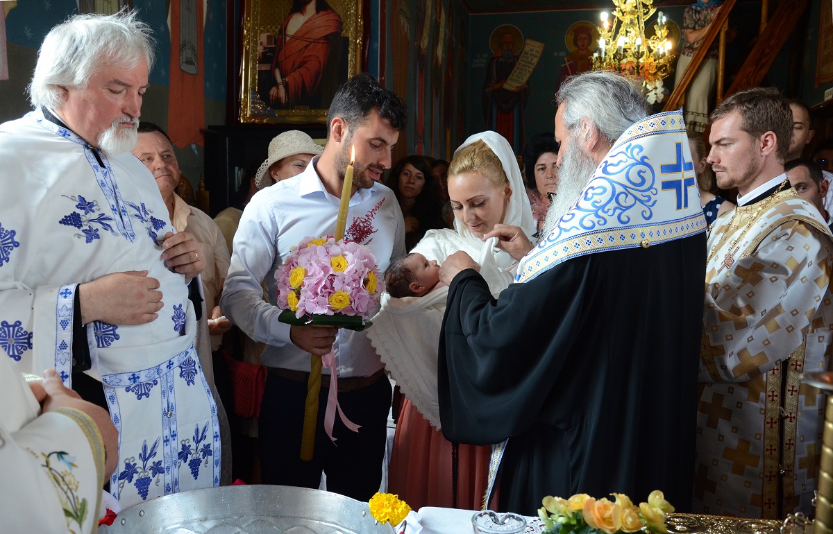 Sfânta Liturghie, slujba de sfinţire şi Taina Botezului, săvârşite de IPS Mitropolit Teofan în Parohia Vâlcica - Tătăruşi