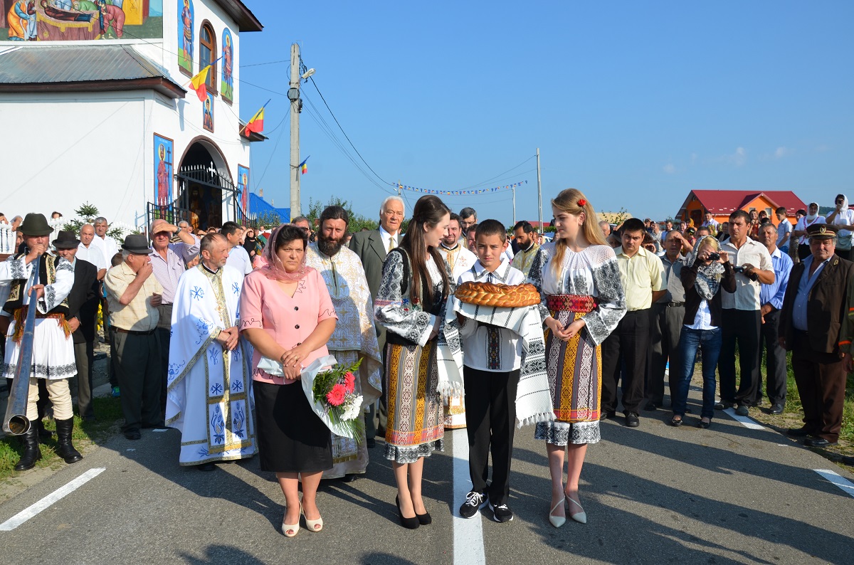 Sfânta Liturghie, slujba de sfinţire şi Taina Botezului, săvârşite de IPS Mitropolit Teofan în Parohia Vâlcica - Tătăruşi
